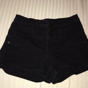 Adorable short shorts 🤤